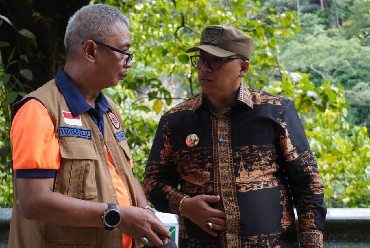 Wako Hendri bersama Direktur BNPB Pusat saat lakukan peninjauan dikawasan Lembah Anai dan Jembatan Kembar, Senin (1/12/2025).